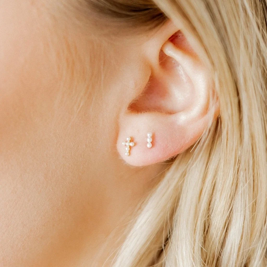 Linny Co : Screwback Stud Earrings - Clara Cross Pearl - Image 2