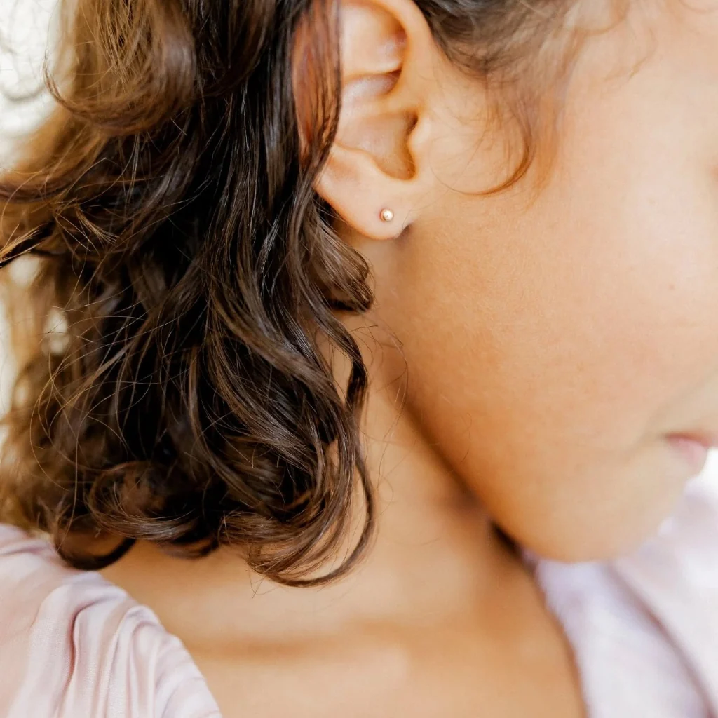 Linny Co : Screwback Stud Earrings - Evelyn Gold - Image 2