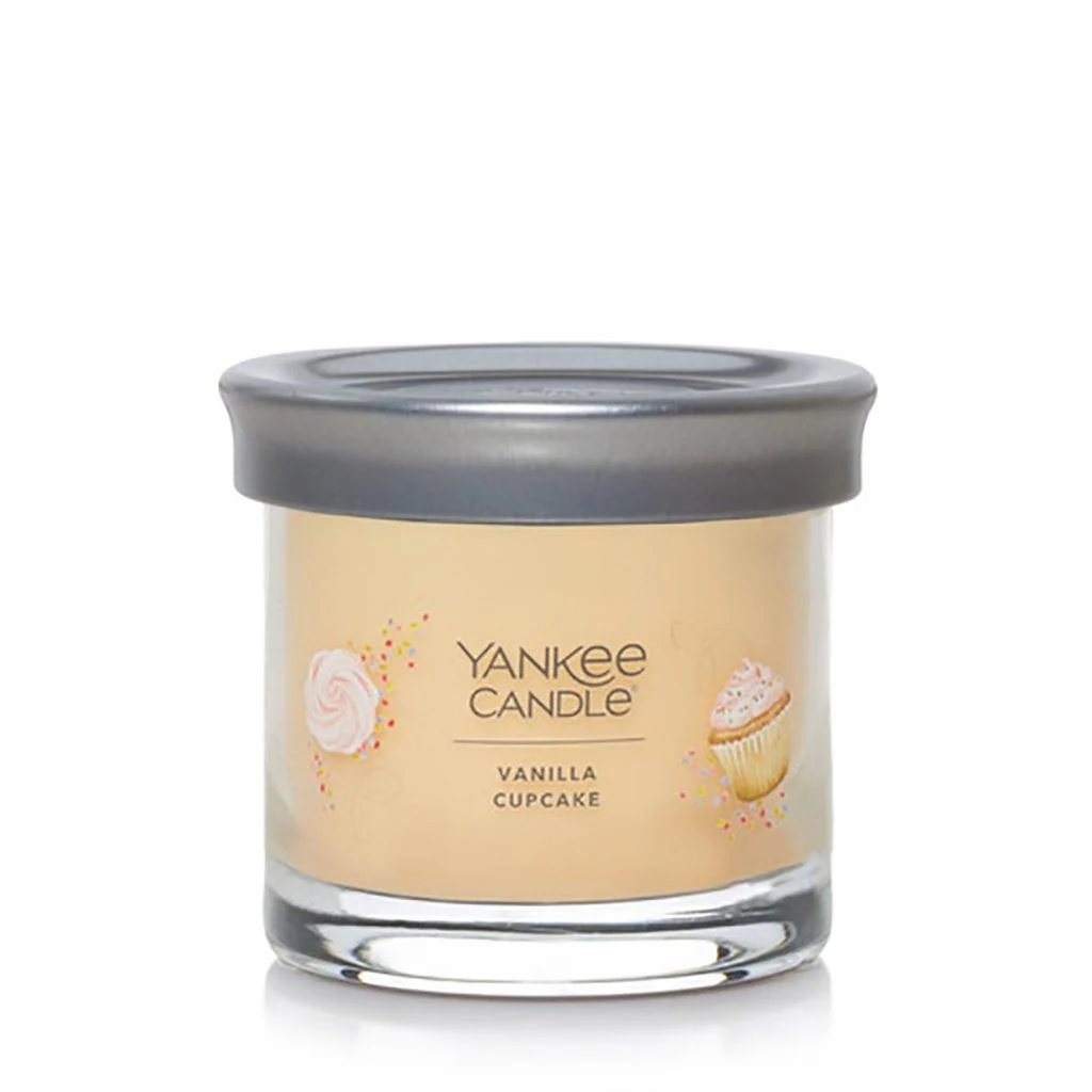 Yankee Candle : Signature Small Tumbler Candle in Vanilla Cupcake